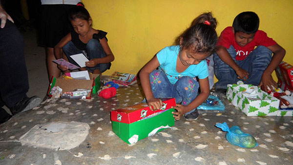 Children in Menchacas receiving their Shoe Boxes