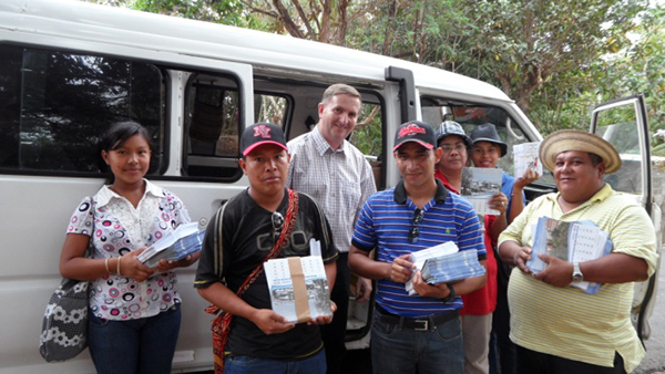 Distributing Gospel calendars and tracts in Spanish - image 1